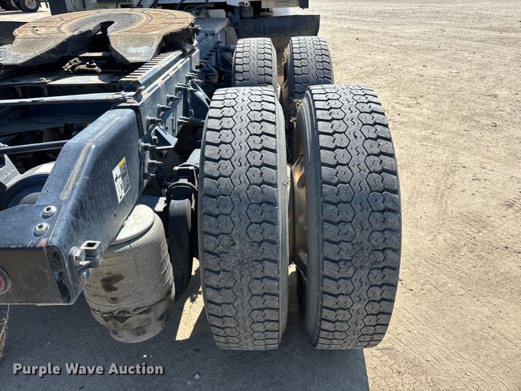 image for item ER7575 2019 Peterbilt 579 semi truck