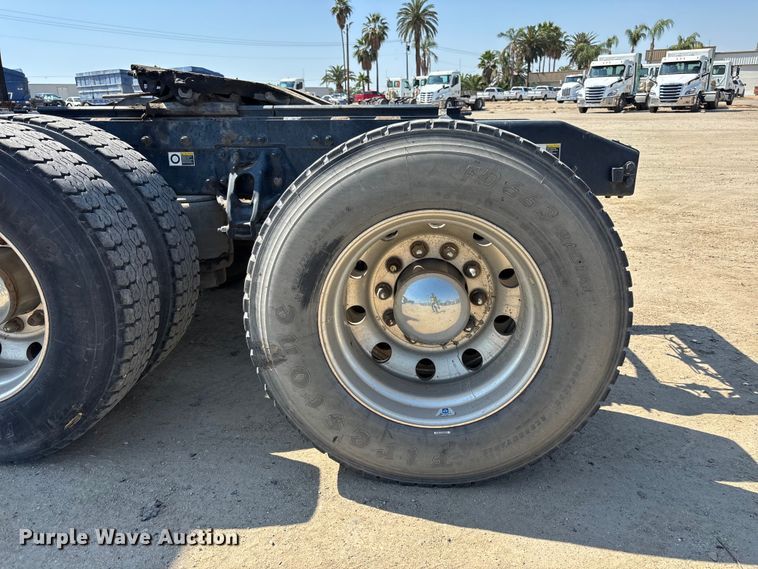 image for item ER7575 2019 Peterbilt 579 semi truck