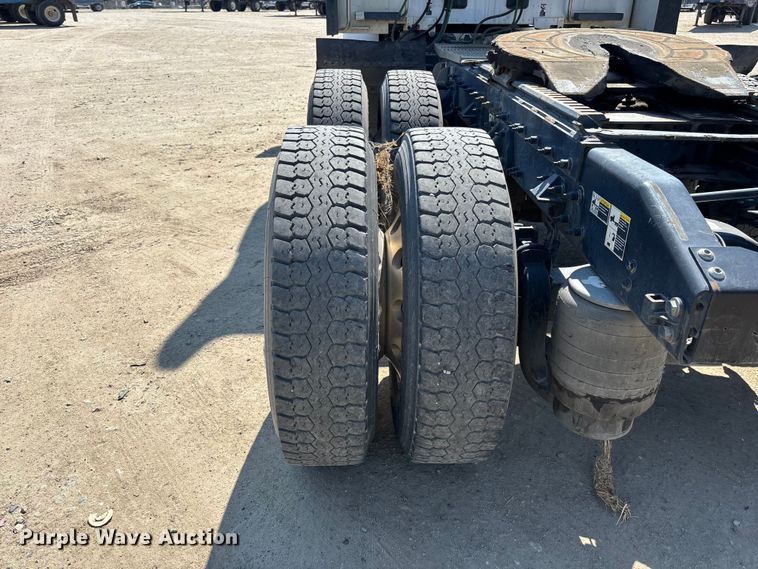 image for item ER7575 2019 Peterbilt 579 semi truck