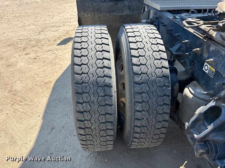 image for item ER7575 2019 Peterbilt 579 semi truck