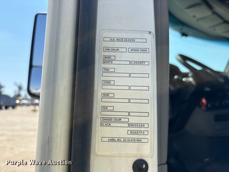 image for item ER7575 2019 Peterbilt 579 semi truck