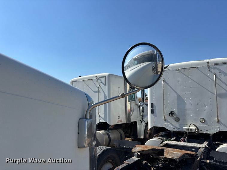 image for item ER7576 2013 Freightliner Coronado semi truck