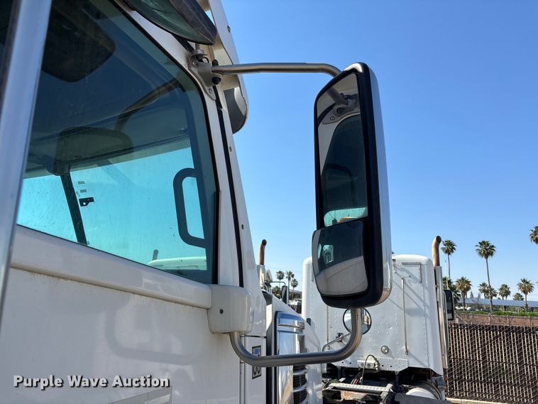 image for item ER7576 2013 Freightliner Coronado semi truck