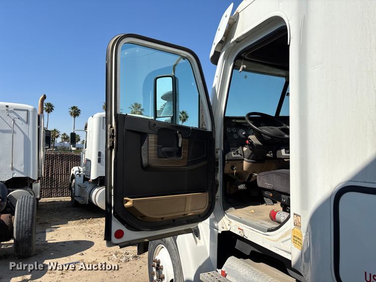 image for item ER7576 2013 Freightliner Coronado semi truck