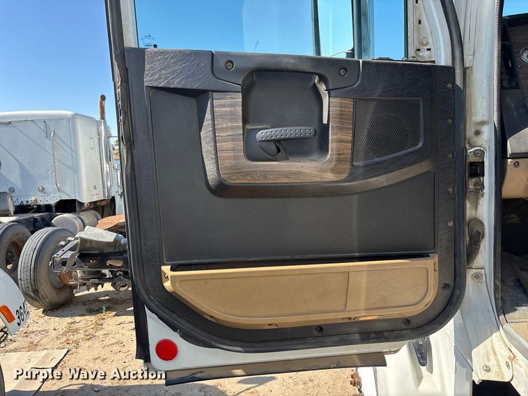 image for item ER7576 2013 Freightliner Coronado semi truck