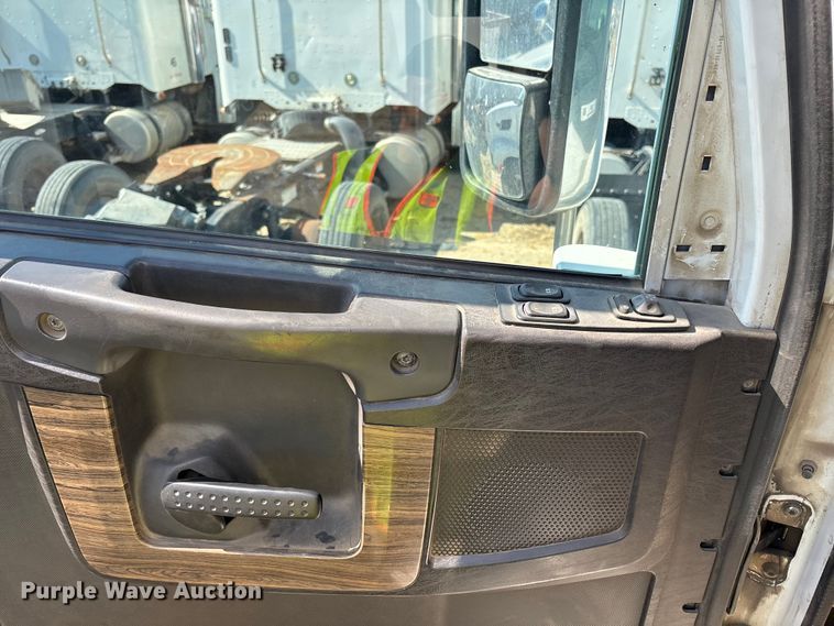 image for item ER7576 2013 Freightliner Coronado semi truck