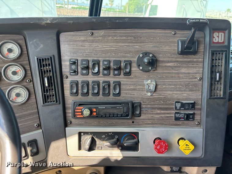 image for item ER7576 2013 Freightliner Coronado semi truck