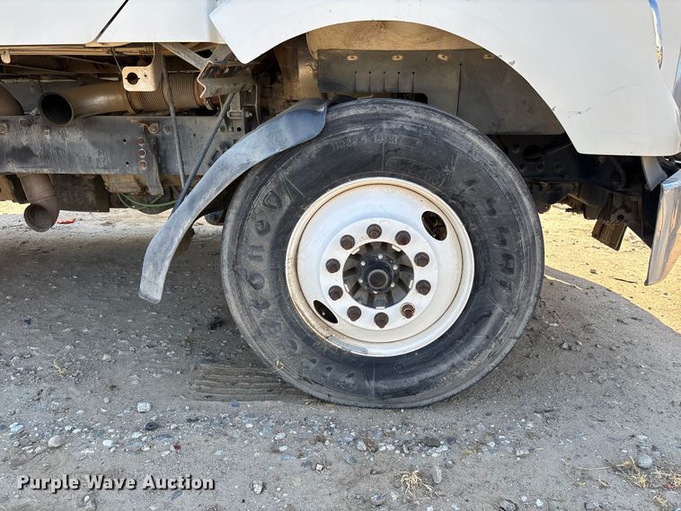 image for item ER7576 2013 Freightliner Coronado semi truck