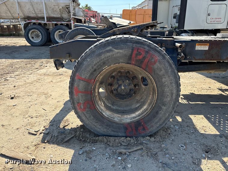 image for item ER7576 2013 Freightliner Coronado semi truck