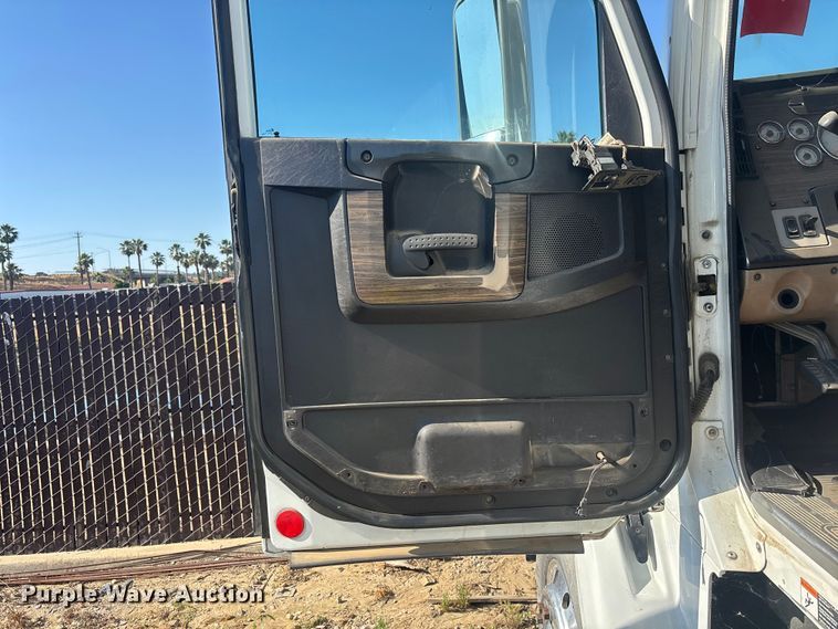 image for item ER7577 2013 Freightliner Coronado SD 122 semi truck