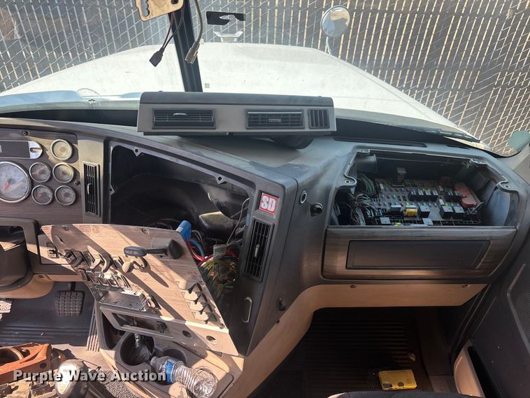 image for item ER7577 2013 Freightliner Coronado SD 122 semi truck