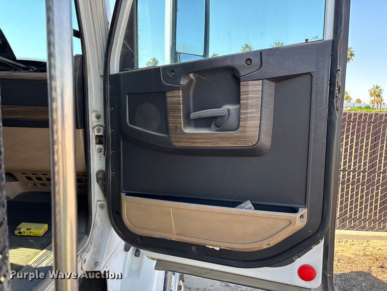 image for item ER7577 2013 Freightliner Coronado SD 122 semi truck