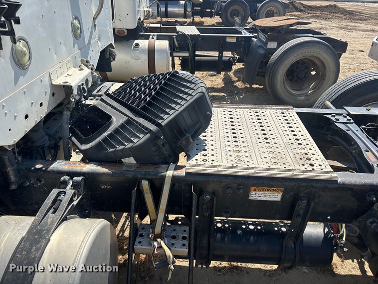 image for item ER7578 2012 Freightliner Coronado SD 122 semi truck