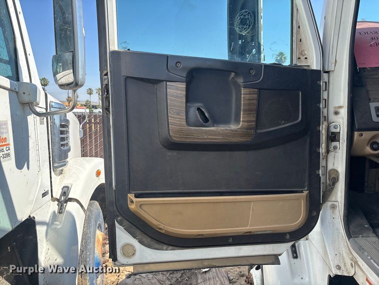 image for item ER7578 2012 Freightliner Coronado SD 122 semi truck