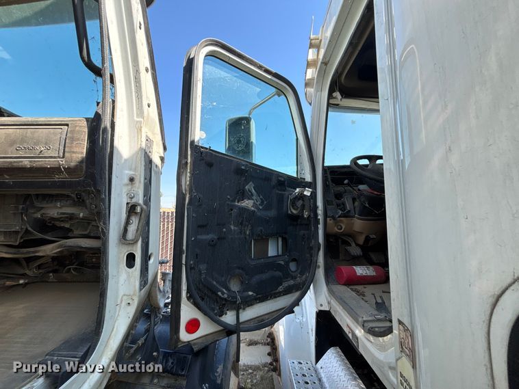 image for item ER7579 2011 Freightliner Coronado SD 122 semi truck