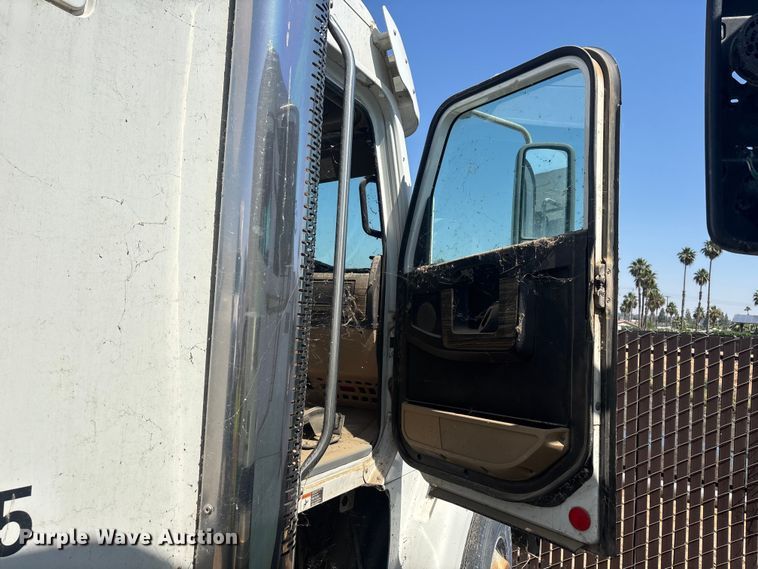 image for item ER7579 2011 Freightliner Coronado SD 122 semi truck