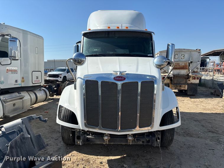 image for item ER7581 2018 Peterbilt 579 semi truck