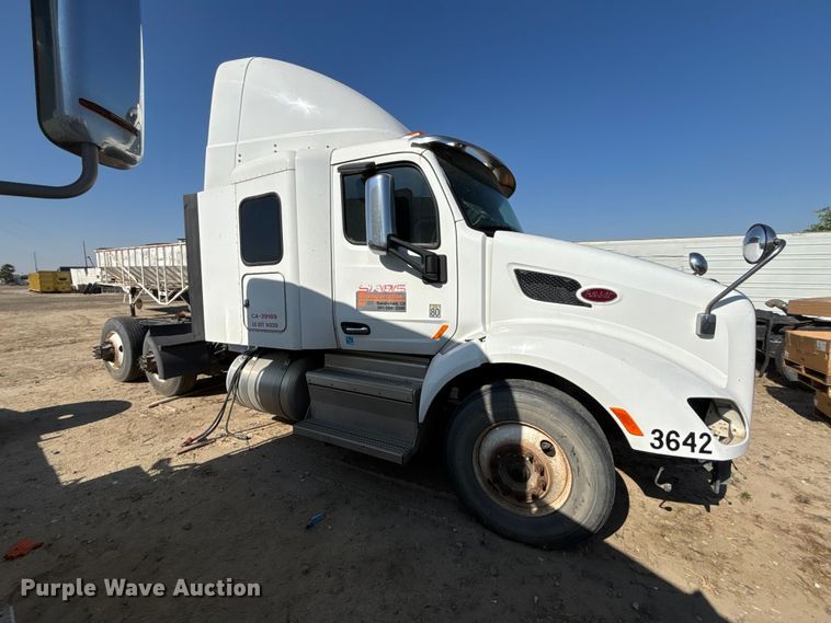 image for item ER7581 2018 Peterbilt 579 semi truck