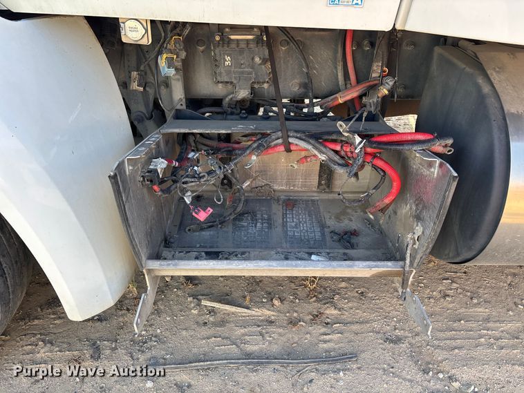 image for item ER7581 2018 Peterbilt 579 semi truck