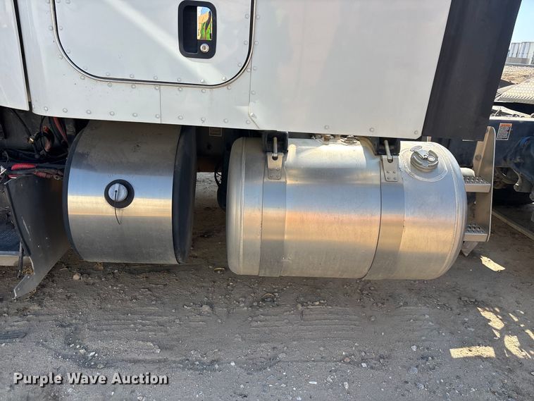 image for item ER7581 2018 Peterbilt 579 semi truck