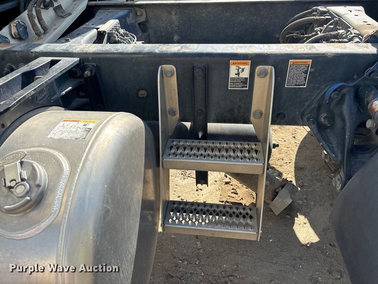 image for item ER7581 2018 Peterbilt 579 semi truck