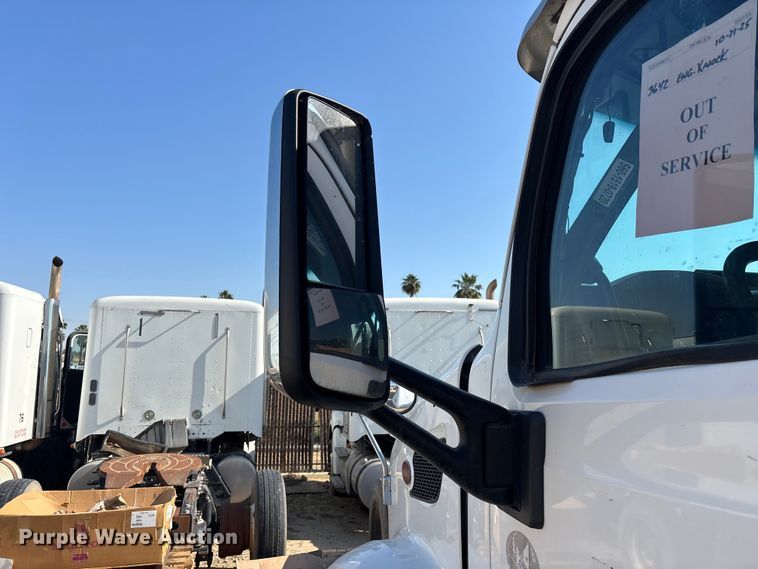 image for item ER7581 2018 Peterbilt 579 semi truck