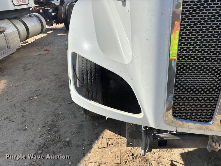 image for item ER7581 2018 Peterbilt 579 semi truck