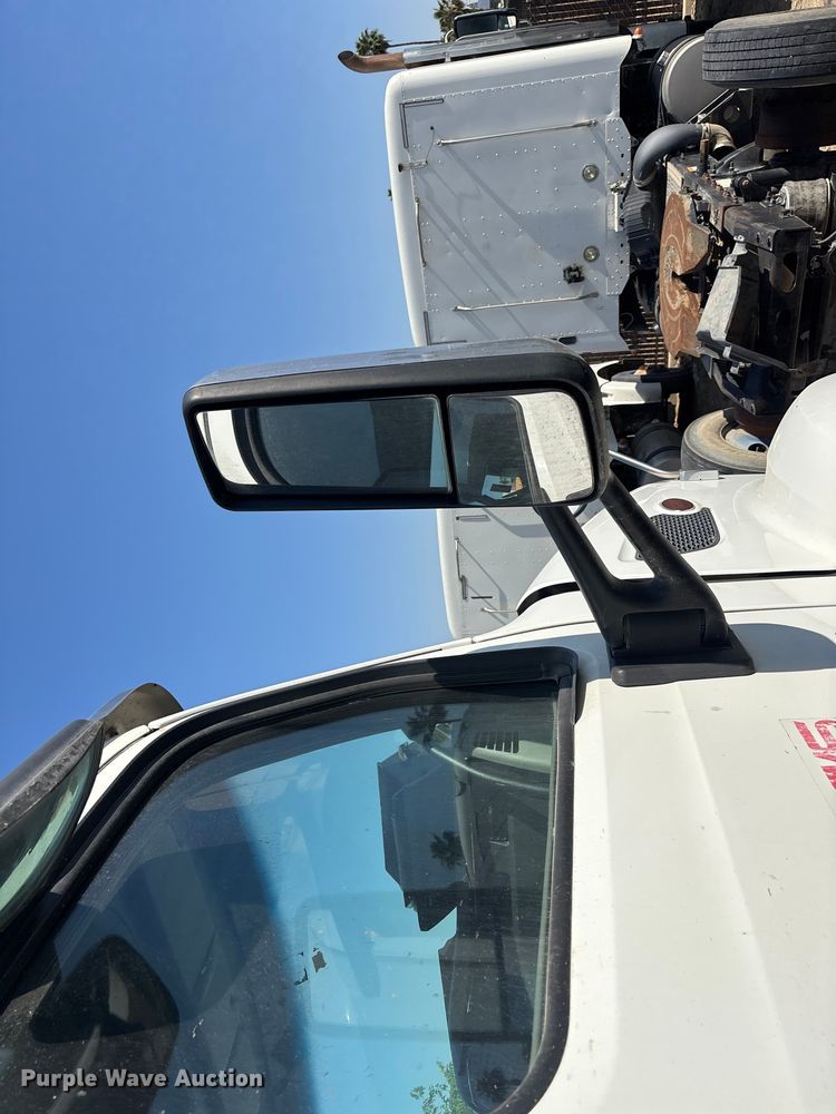 image for item ER7581 2018 Peterbilt 579 semi truck