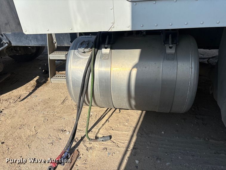 image for item ER7581 2018 Peterbilt 579 semi truck