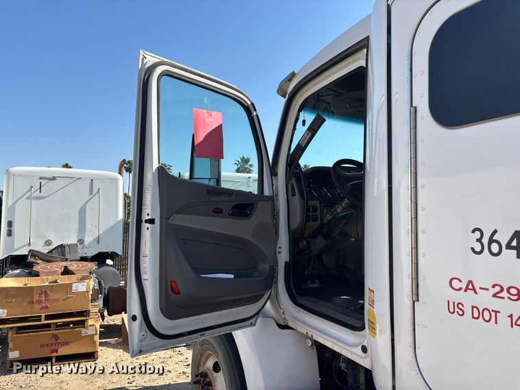 image for item ER7581 2018 Peterbilt 579 semi truck