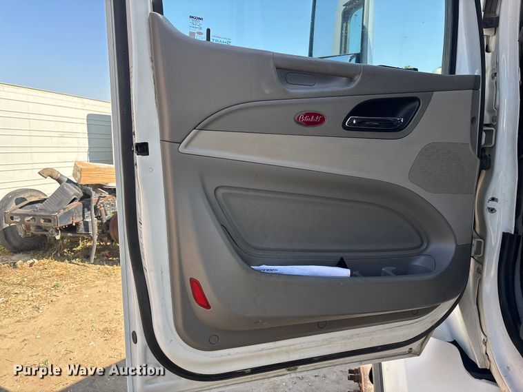 image for item ER7581 2018 Peterbilt 579 semi truck