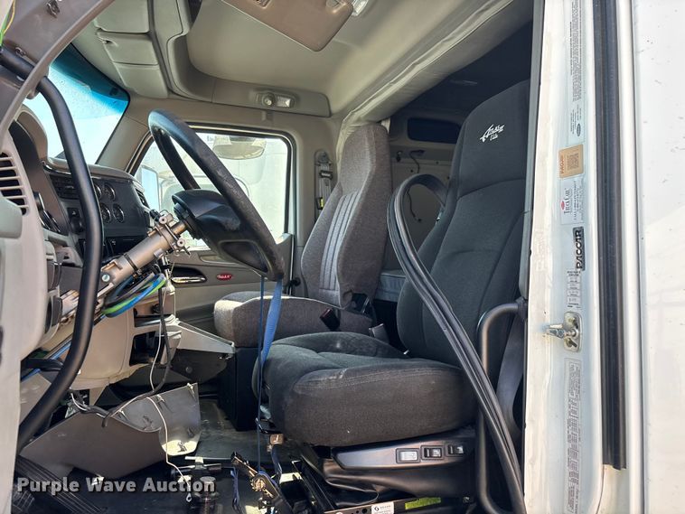 image for item ER7581 2018 Peterbilt 579 semi truck