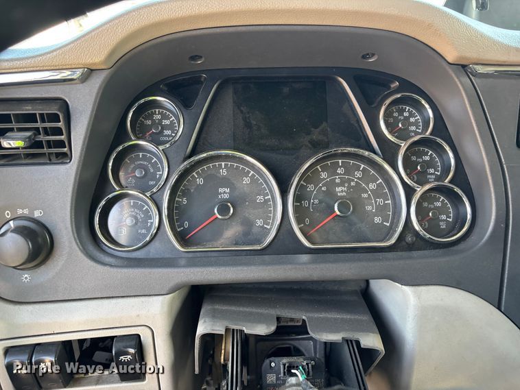 image for item ER7581 2018 Peterbilt 579 semi truck