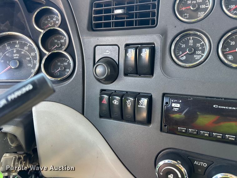 image for item ER7581 2018 Peterbilt 579 semi truck