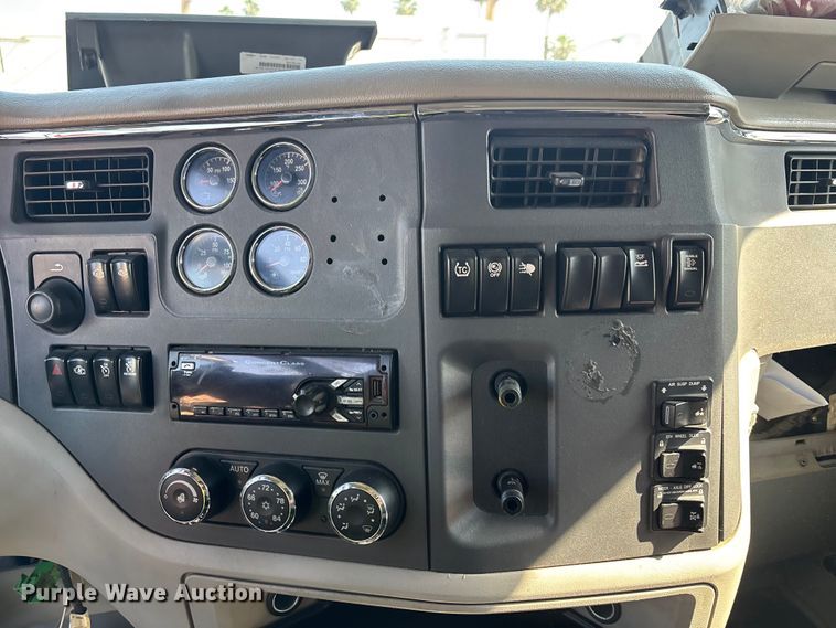 image for item ER7581 2018 Peterbilt 579 semi truck