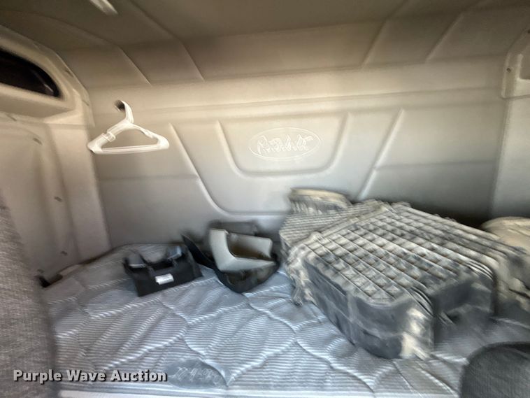 image for item ER7581 2018 Peterbilt 579 semi truck