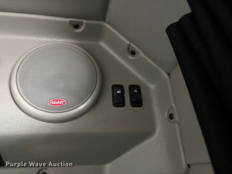 image for item ER7581 2018 Peterbilt 579 semi truck