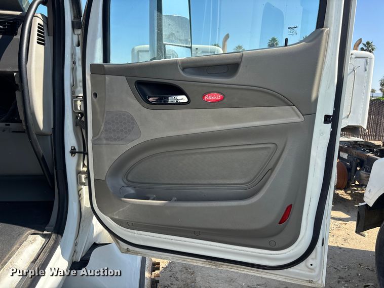 image for item ER7581 2018 Peterbilt 579 semi truck