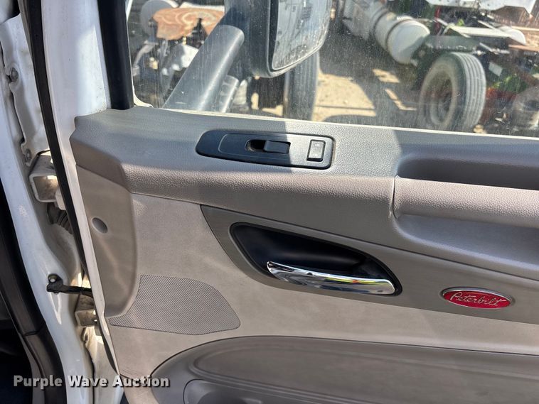 image for item ER7581 2018 Peterbilt 579 semi truck