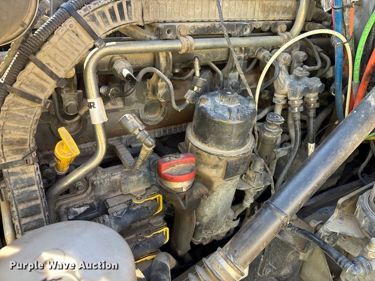 image for item ER7581 2018 Peterbilt 579 semi truck