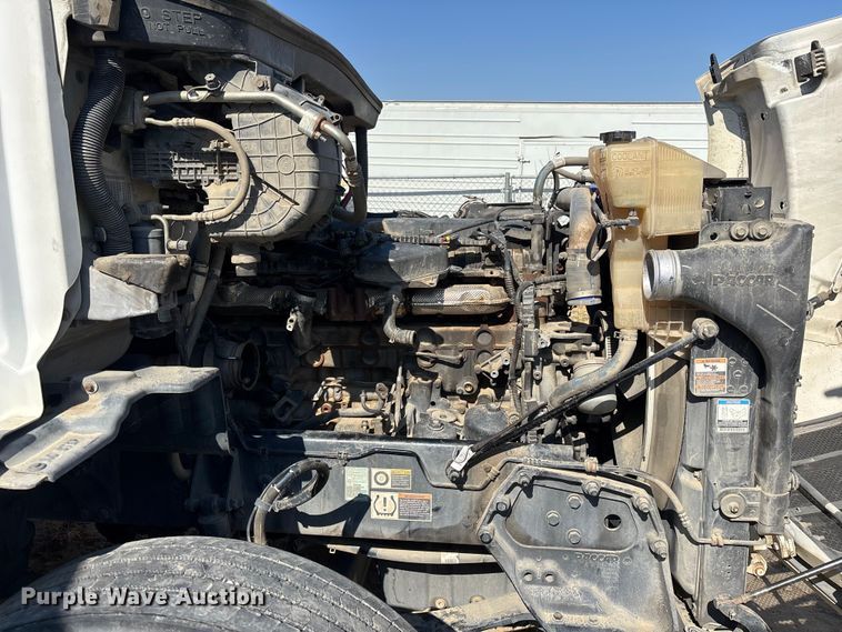 image for item ER7581 2018 Peterbilt 579 semi truck