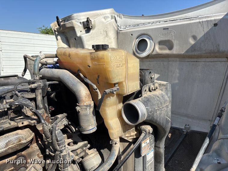 image for item ER7581 2018 Peterbilt 579 semi truck