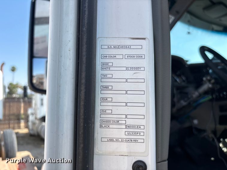 image for item ER7581 2018 Peterbilt 579 semi truck