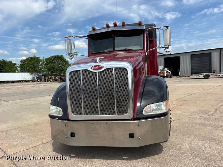 image for item ET2047 2008 Peterbilt 386 semi truck