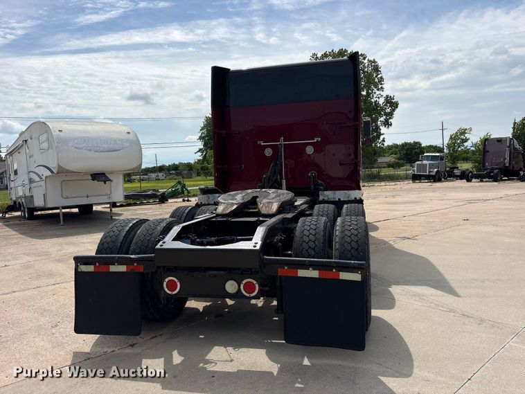 image for item ET2047 2008 Peterbilt 386 semi truck