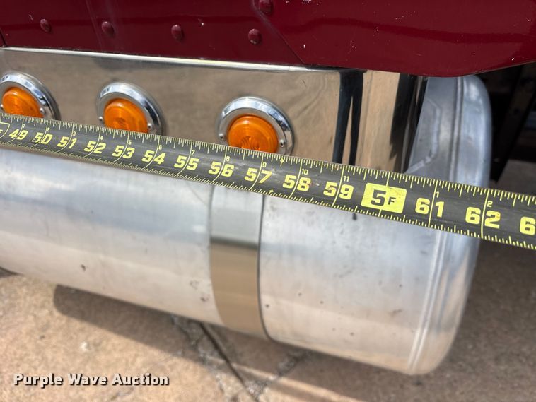 image for item ET2047 2008 Peterbilt 386 semi truck