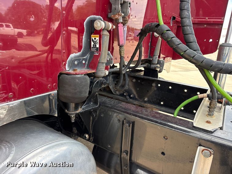 image for item ET2047 2008 Peterbilt 386 semi truck