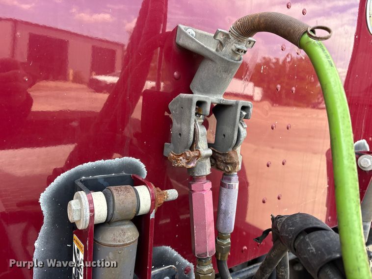 image for item ET2047 2008 Peterbilt 386 semi truck