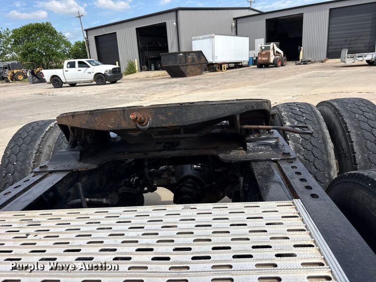 image for item ET2047 2008 Peterbilt 386 semi truck