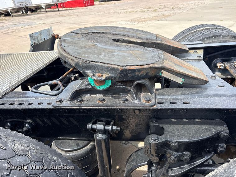 image for item ET2047 2008 Peterbilt 386 semi truck